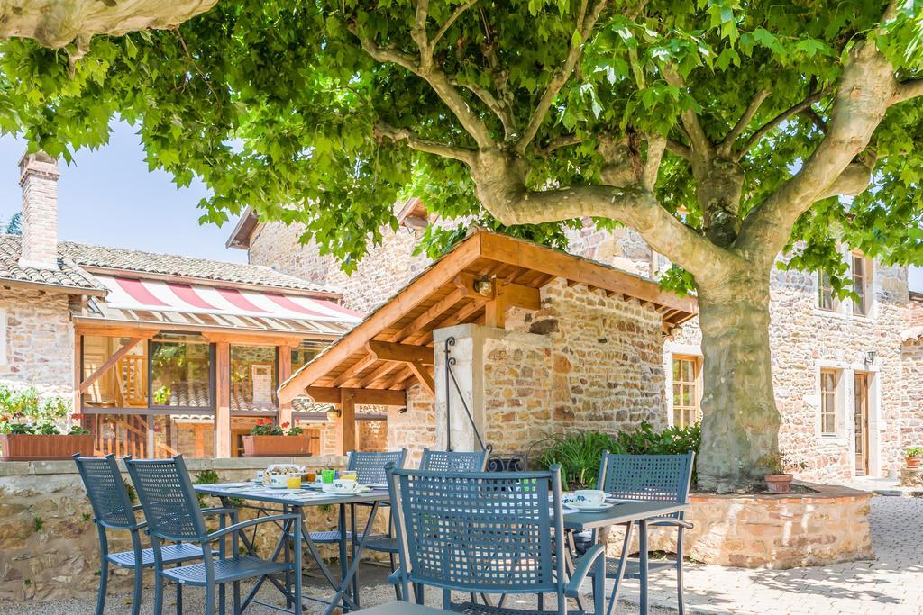Contact Le Savigny & 3*