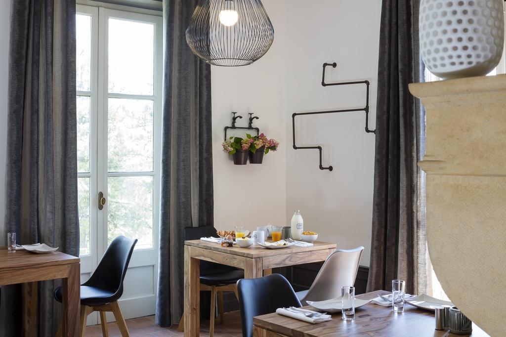 Contact Le Savigny & 3*