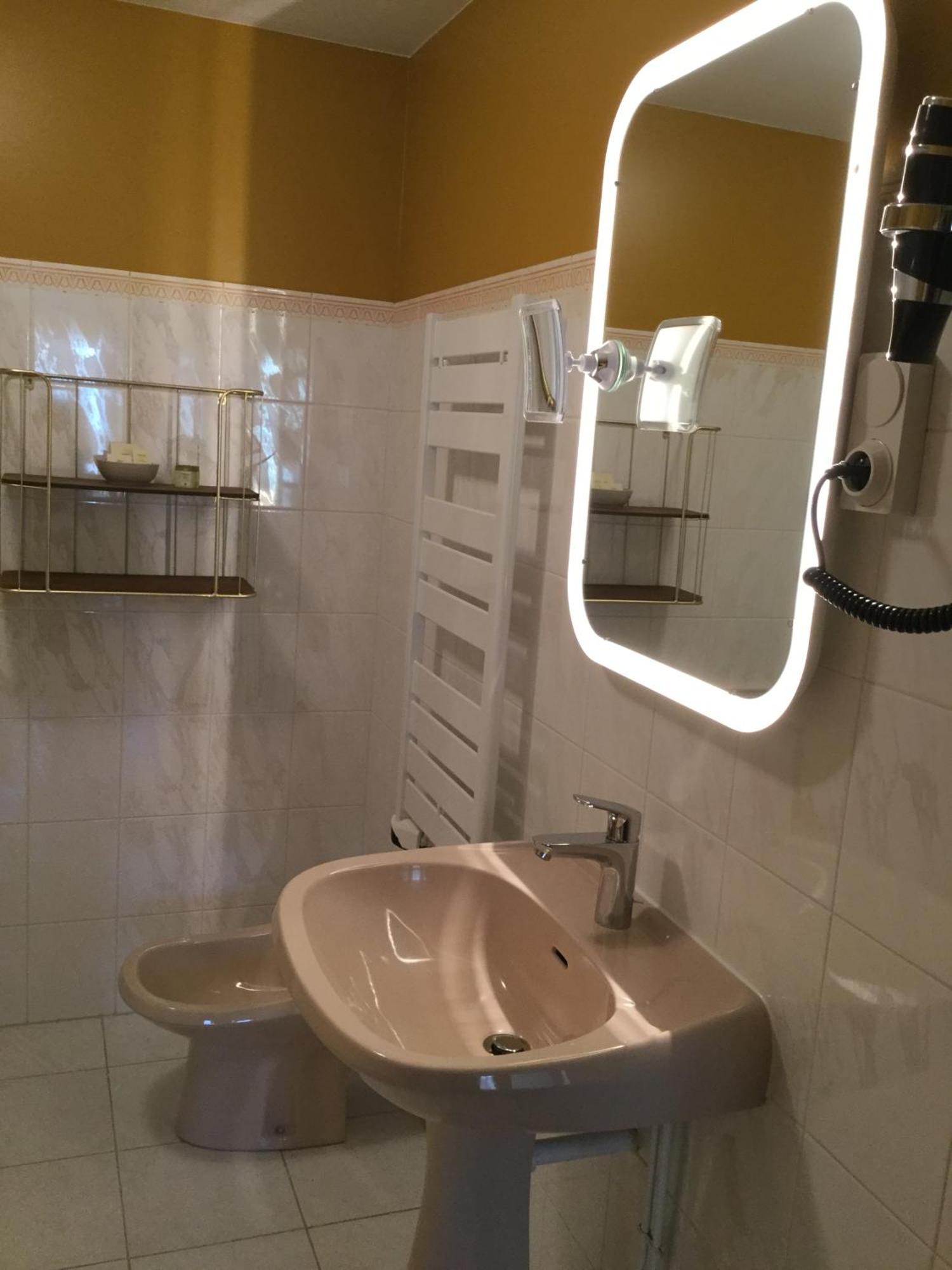 Hotel Contact Le Savigny & 3*