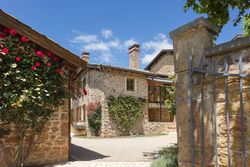 Contact Le Savigny & 3*